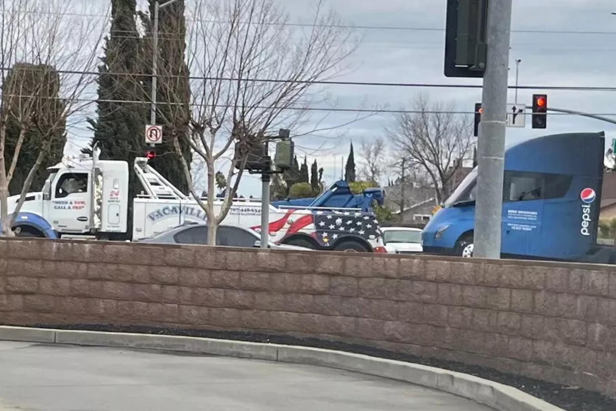 Ένα Tesla Semi ρυμουλκείται με βλάβη