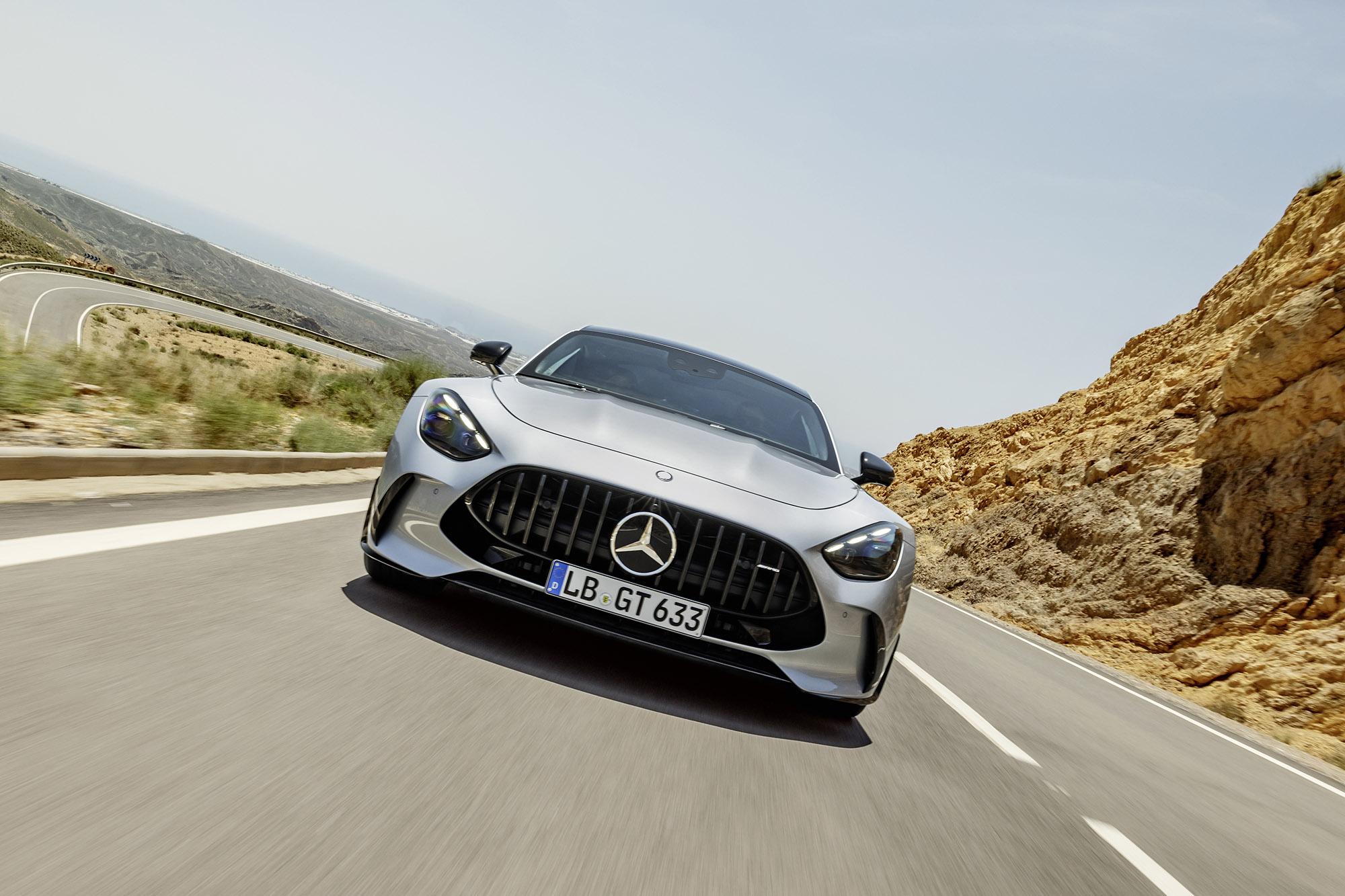 Δείτε τον Lewis Hamilton να οδηγεί τη νέα Mercedes-AMG GT Coupe