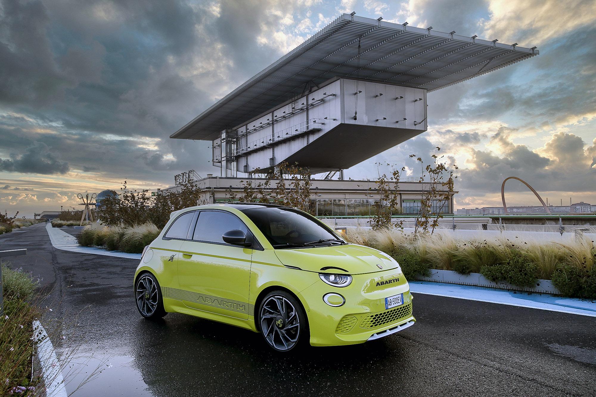 O Miki και η Bettina Biasion, συναντούν το νέο Abarth 500e