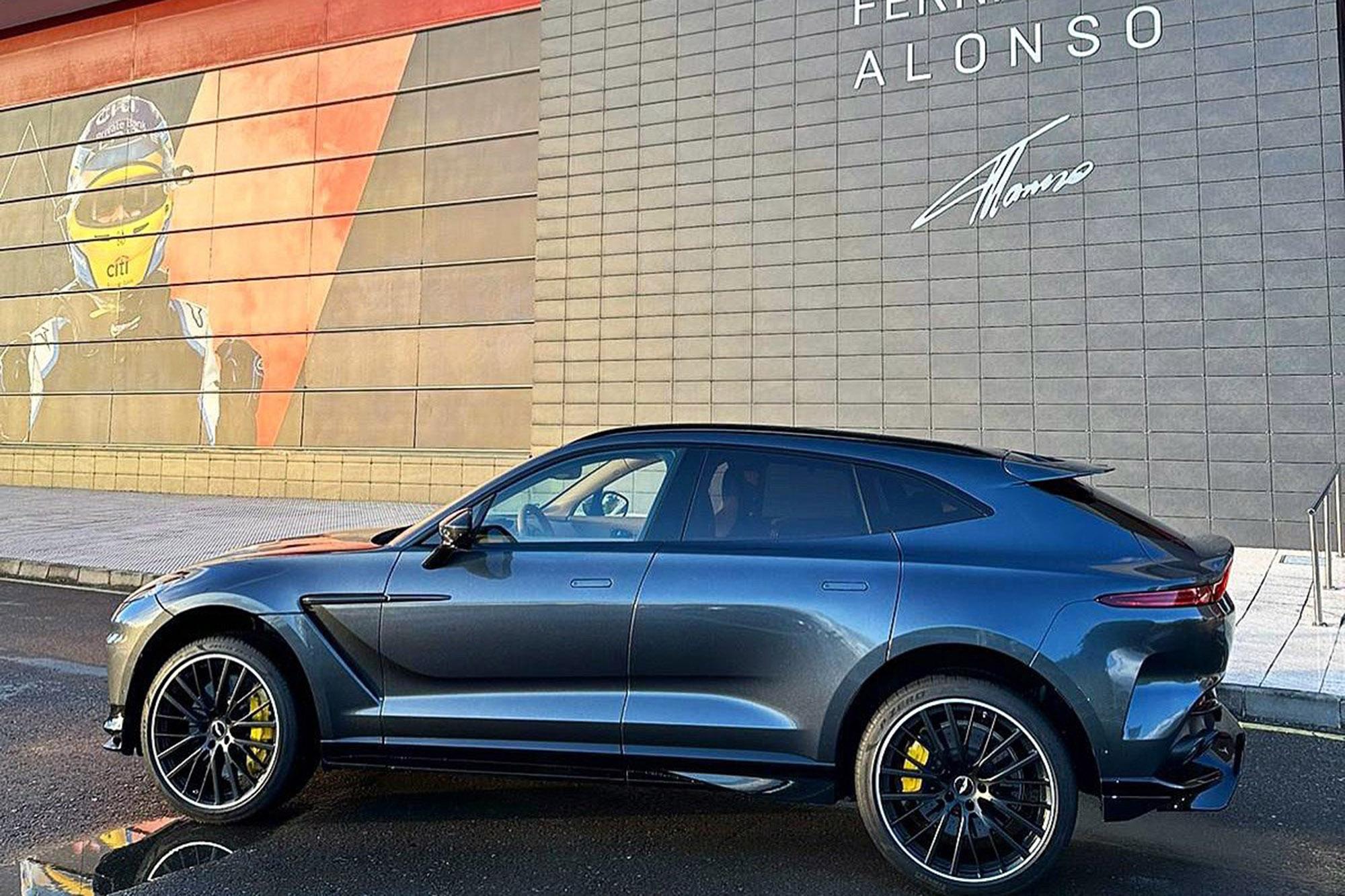 Δείτε τον Fernando Alonso να… διασκεδάζει με μία Aston Martin DBX707