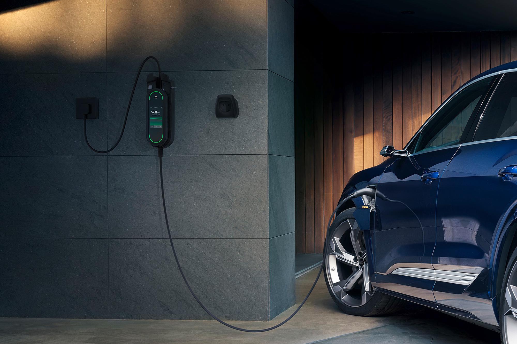Το Audi e-tron φορτίζει χωρίς τον κίνδυνο blackout στο δίκτυο