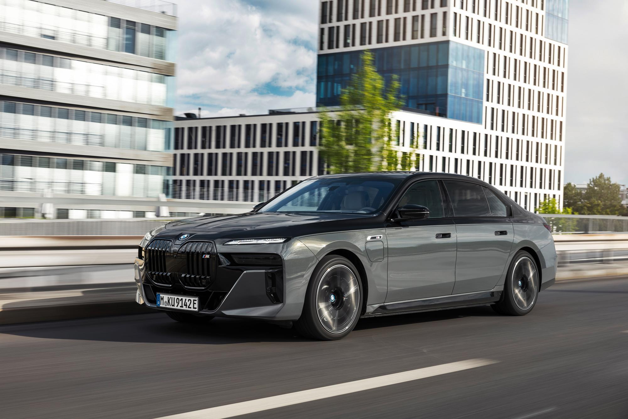 BMW σειρά 7: Από το σαλόνι στο… γήπεδο