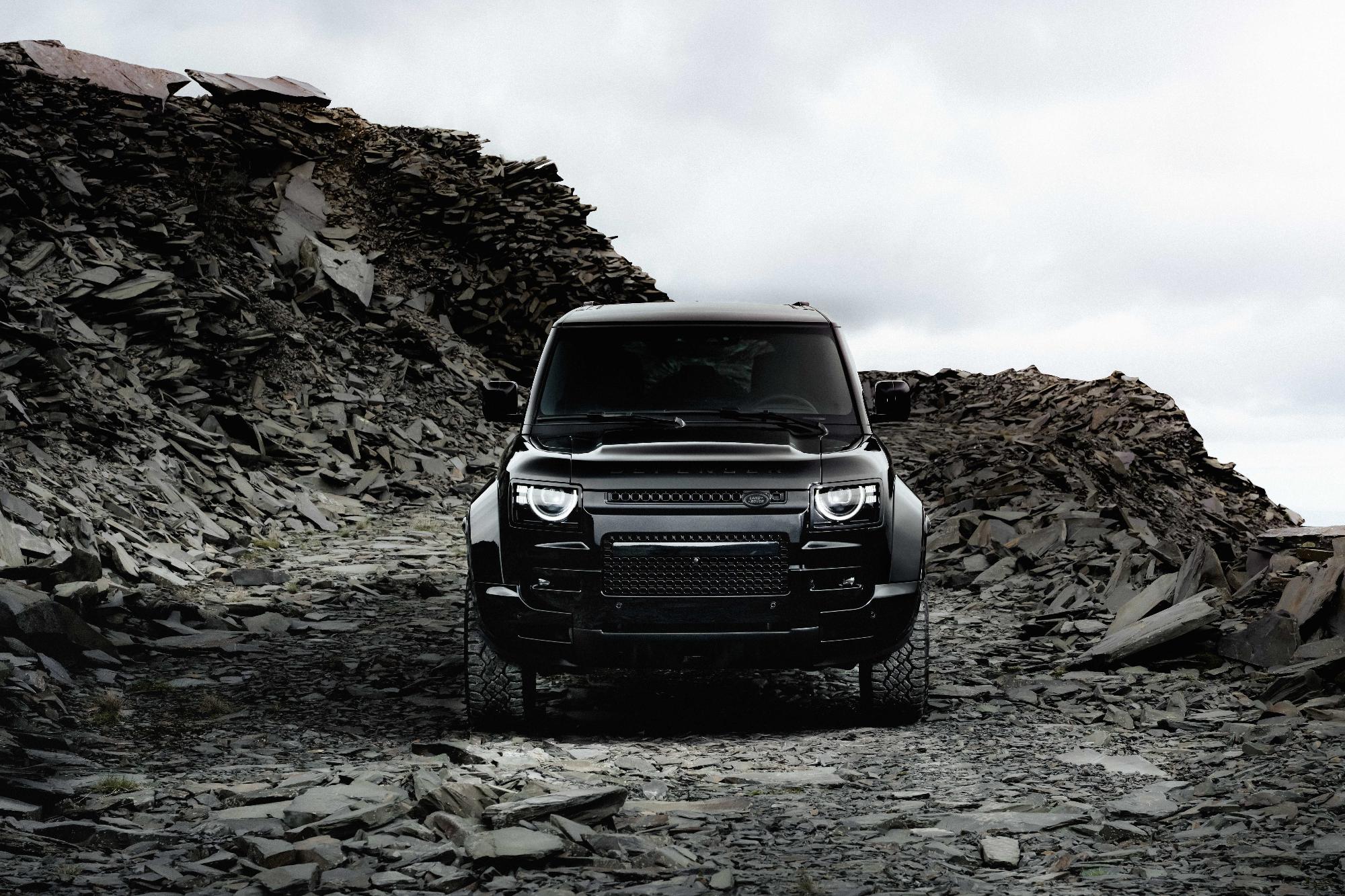 H Land Rover παρουσιάζει το Defender OCTA Black
