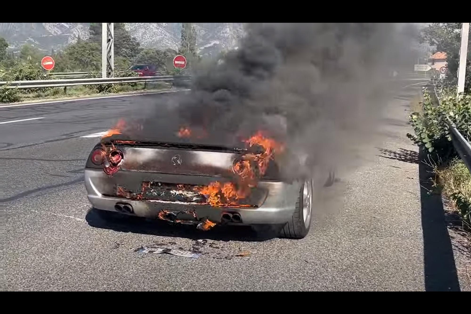 Κάηκε ολοσχερώς μια Ferrari F355