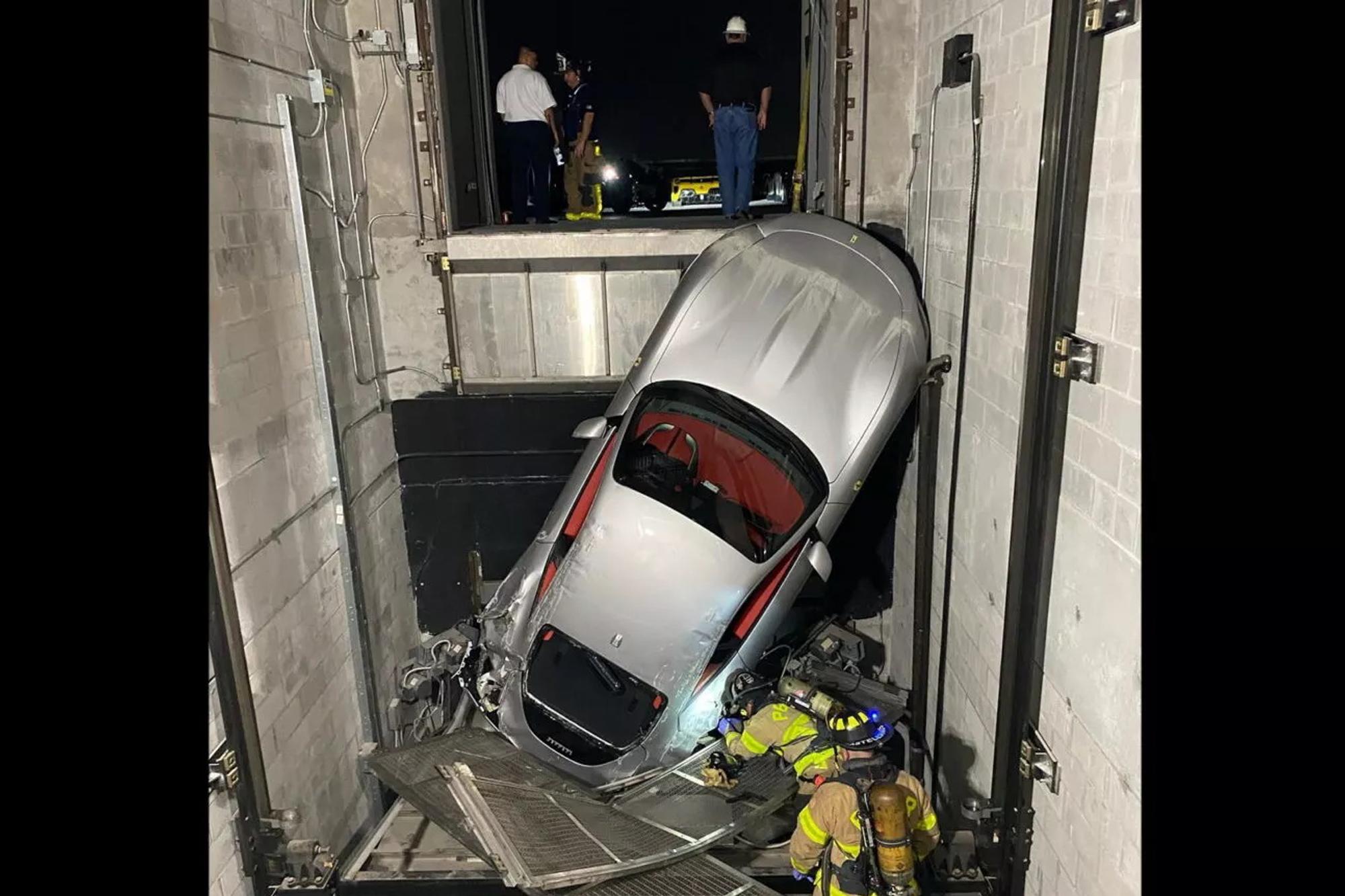 Ferrari Roma πέφτει από ασανσέρ!