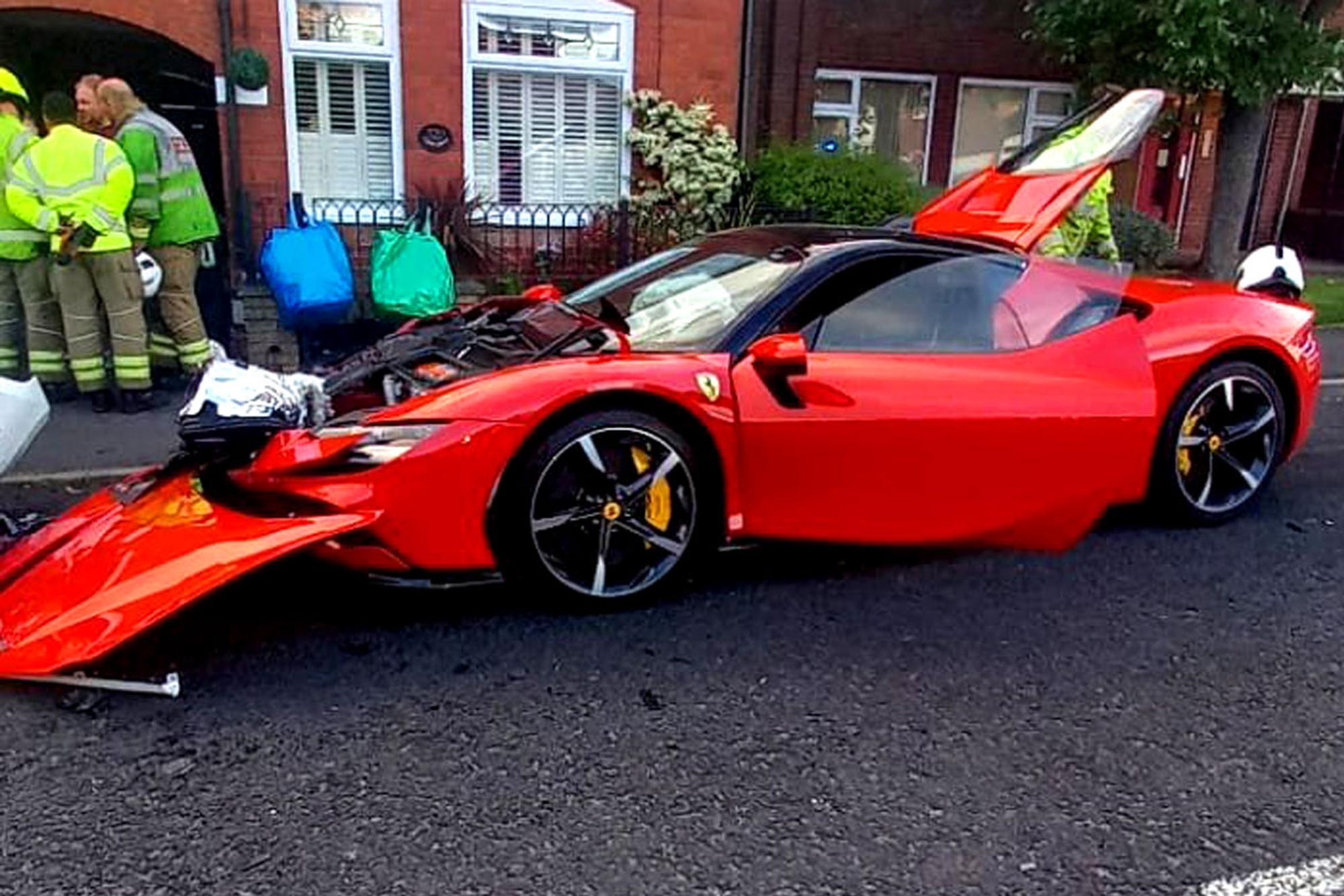 Ferrari SF90 τρακάρει με πέντε αυτοκίνητα