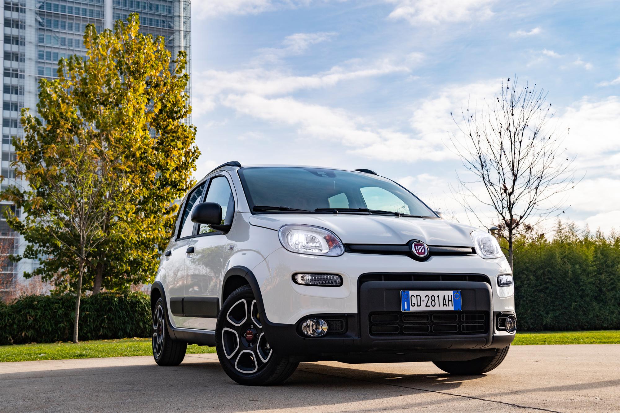 Διαθέσιμη η νέα σειρά του υβριδικού FIAT Panda από 12.900 ευρώ