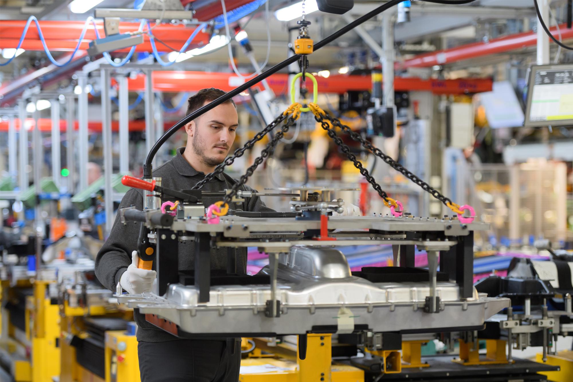 Οι Jaguar και Land Rover επεκτείνουν τη σειρά ηλεκτροκίνητων με τρικύλινδρο plug-in hybrid