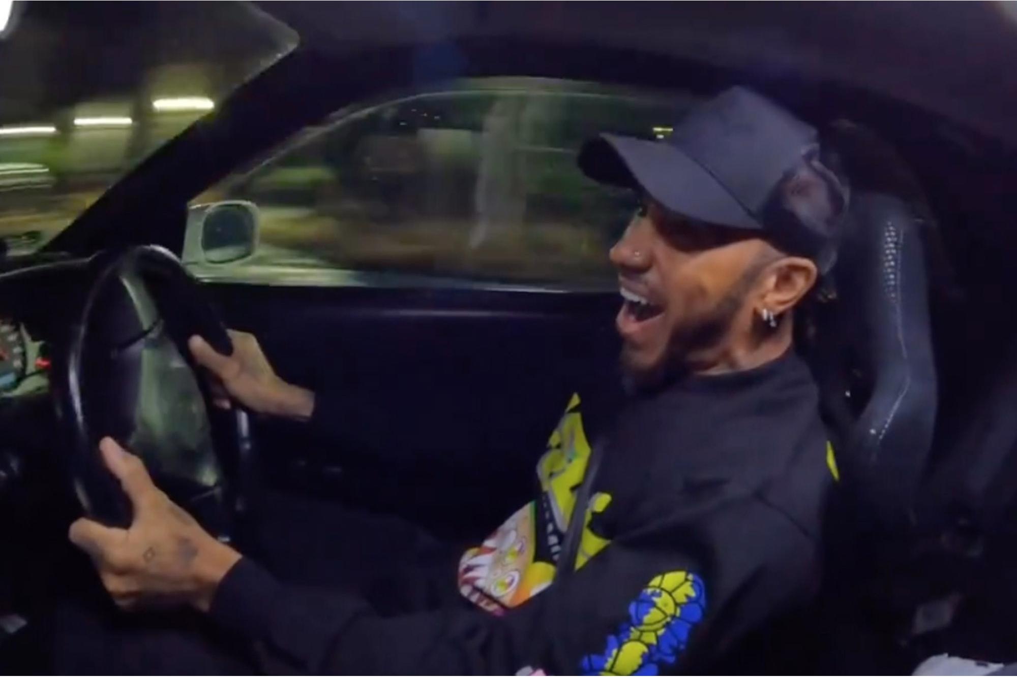 Δείτε τον Lewis Hamilton να… καίει τα ελαστικά σε ένα R34 GT-R