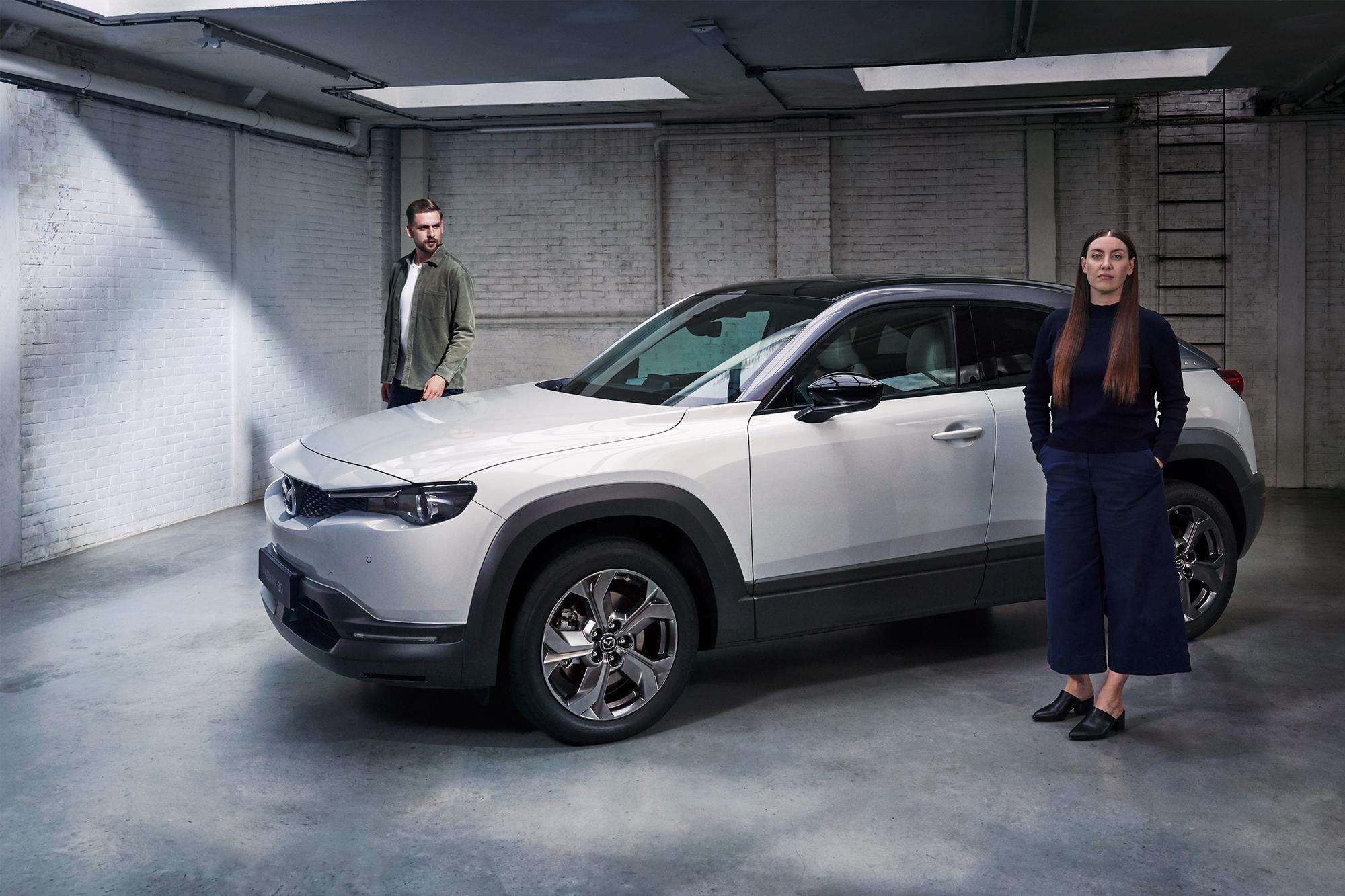 Οι σχεδιαστές του μέλλοντος αξιολογούν το Mazda MX-30