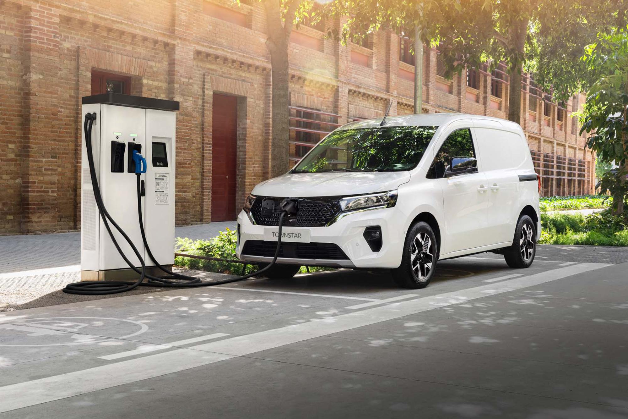 Nissan: Ξεκινάει η παραγωγή του Townstar