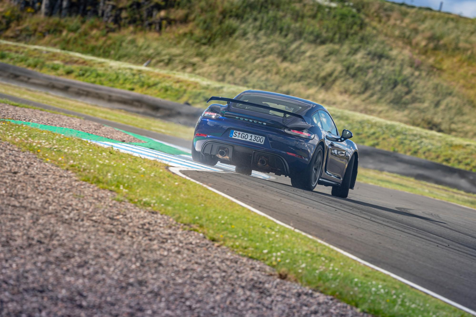 Σας φαίνονται λίγα τα 420 άλογα της Cayman GT4;