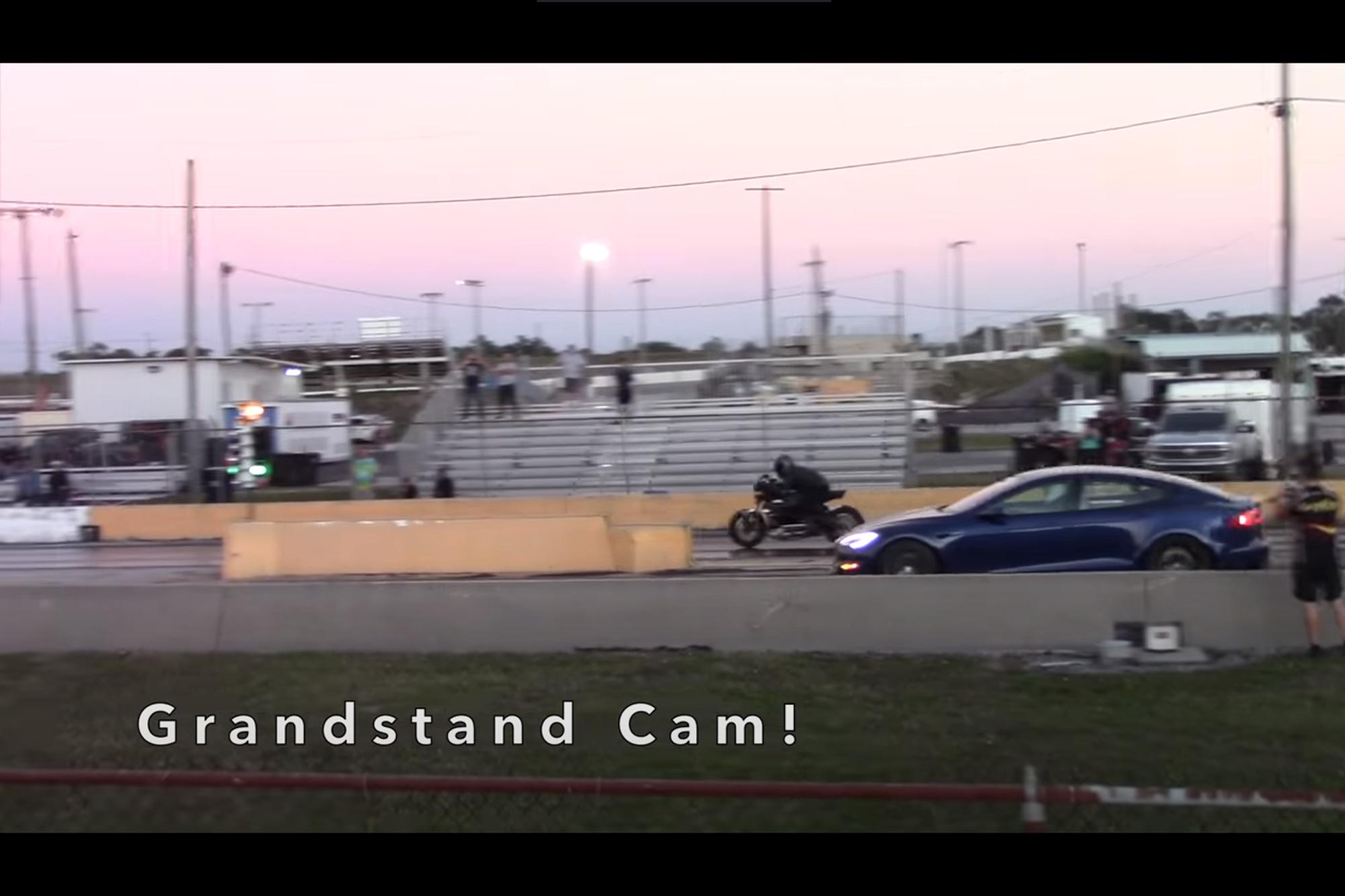Tesla Model S Plaid VS Harley Davidson Livewire
