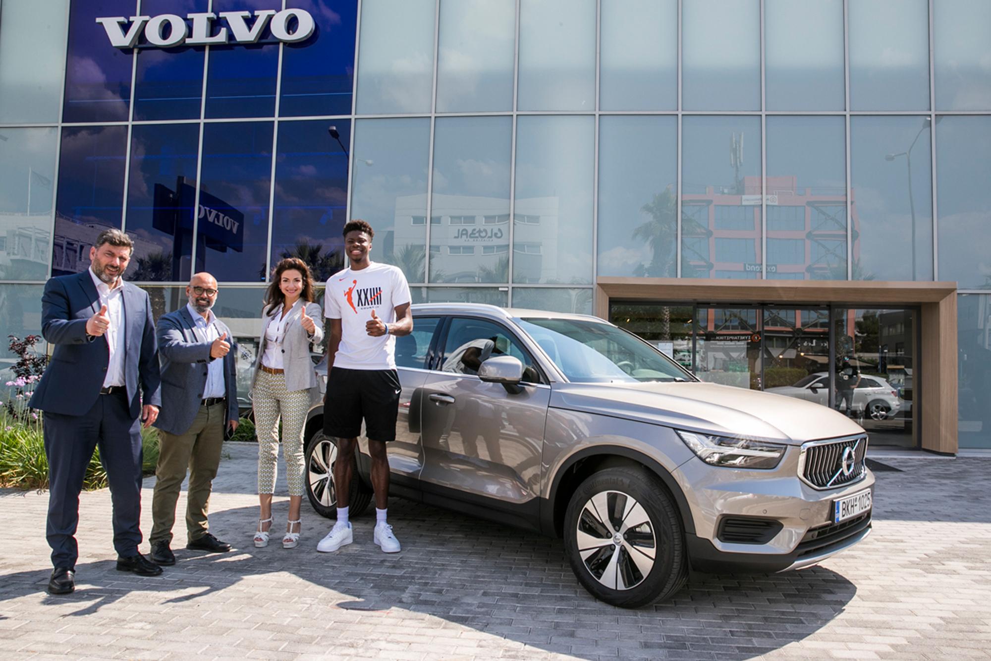 Ο Κώστας Αντετοκούνμπο οδηγεί Volvo!