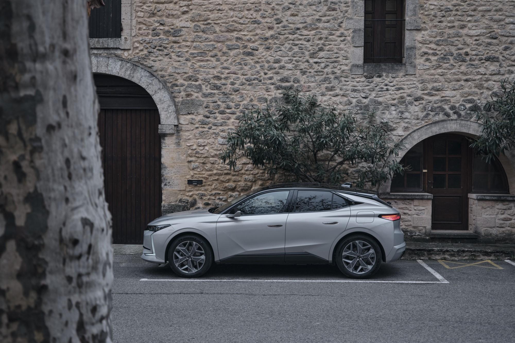 DS Automobiles: Το DS 4 ανανεώνεται, αλλάζει όνομα και αποκτά ηλεκτρικές εκδόσεις