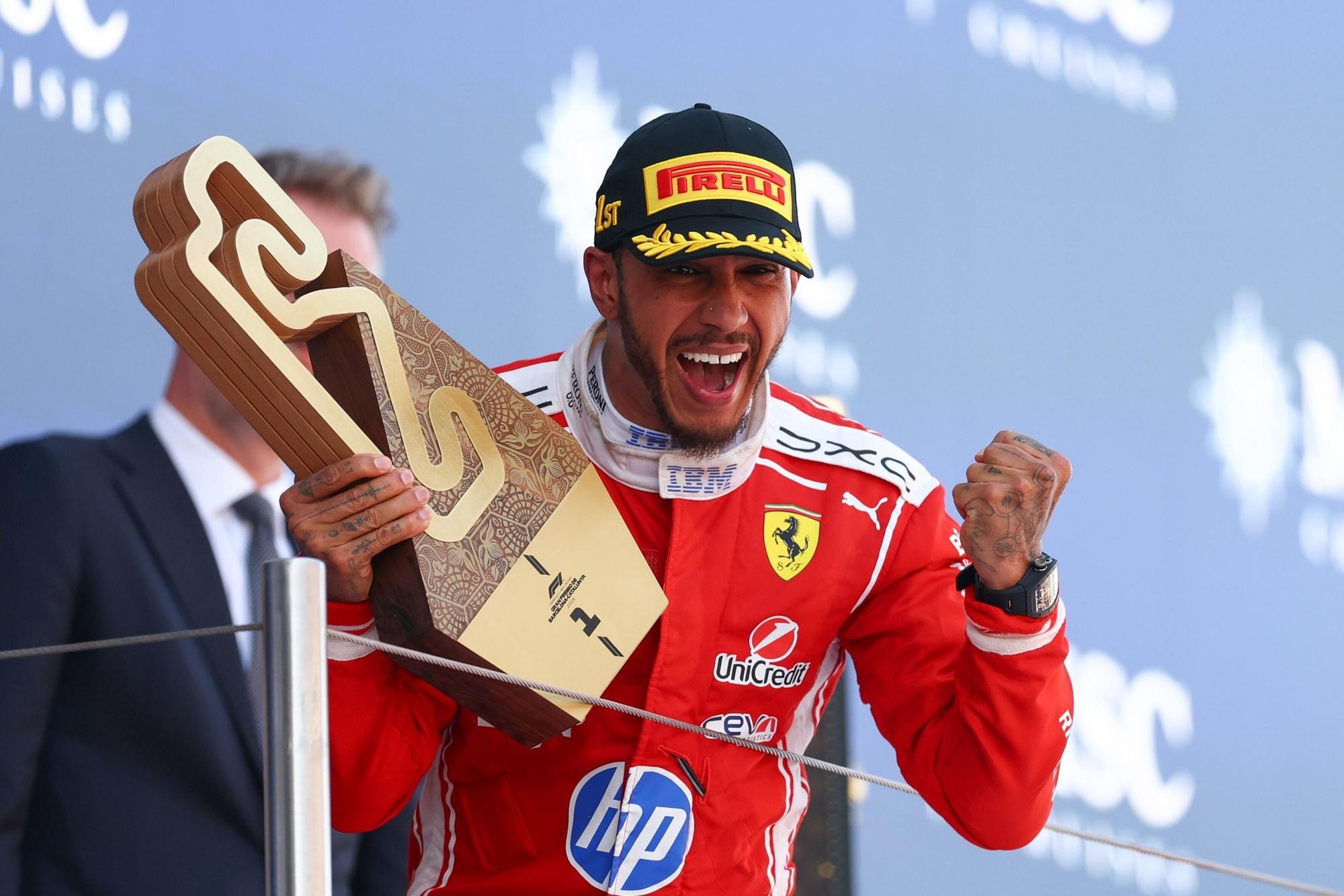 O Hamilton πήρε την πρώτη του νίκη με τη Ferrari στη Βαρκελώνη 