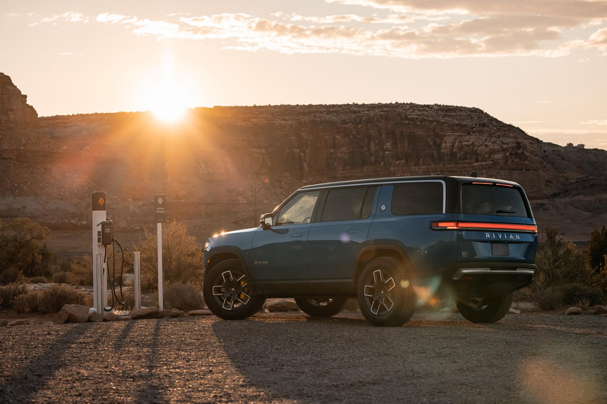Rivian R1S: Το SUV που «πατάει» ακόμα και hypercar