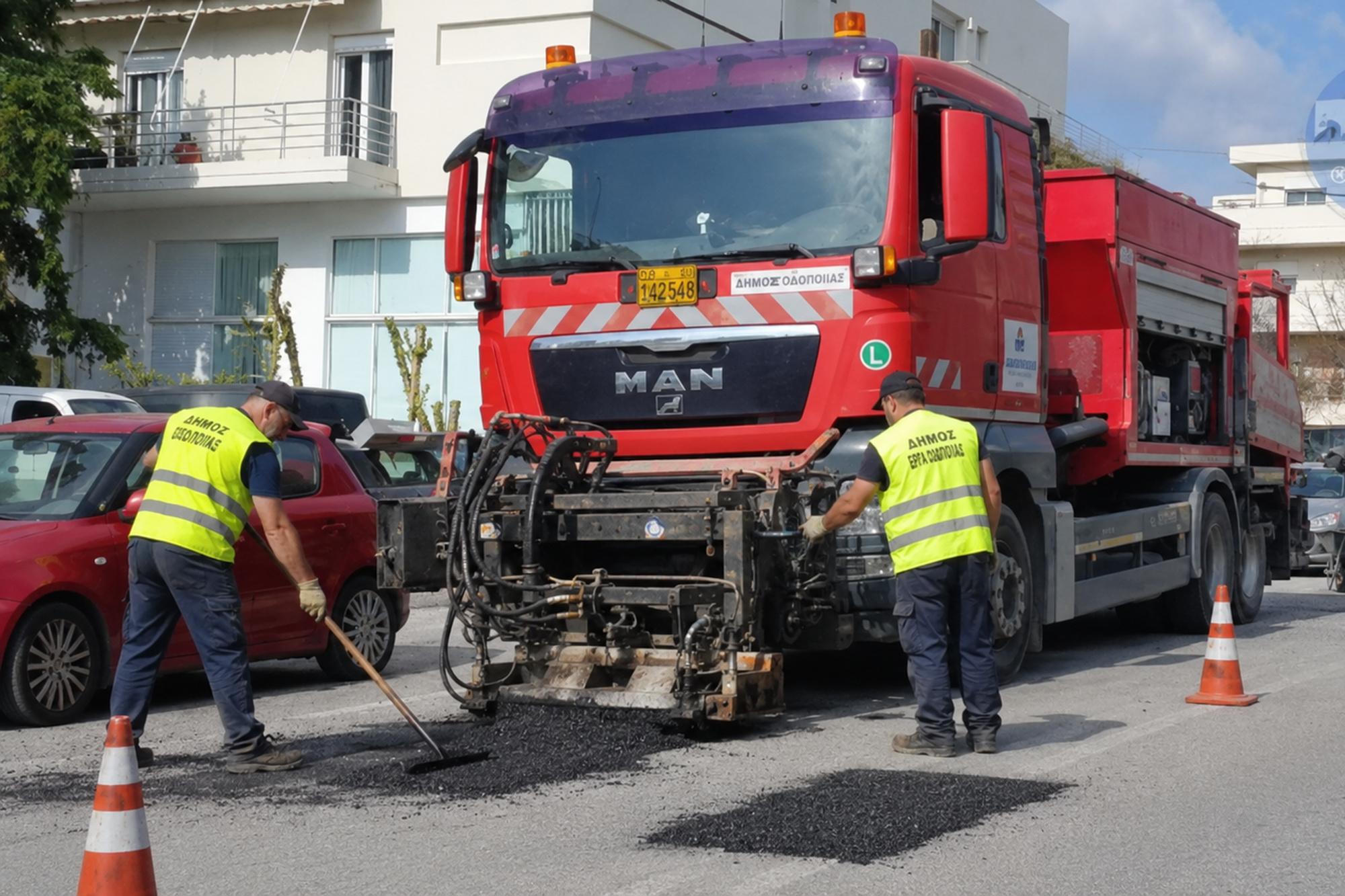 Θεσσαλονίκη: Το ειδικό όχημα που κλείνει λακκούβες μέσα σε λίγα λεπτά 