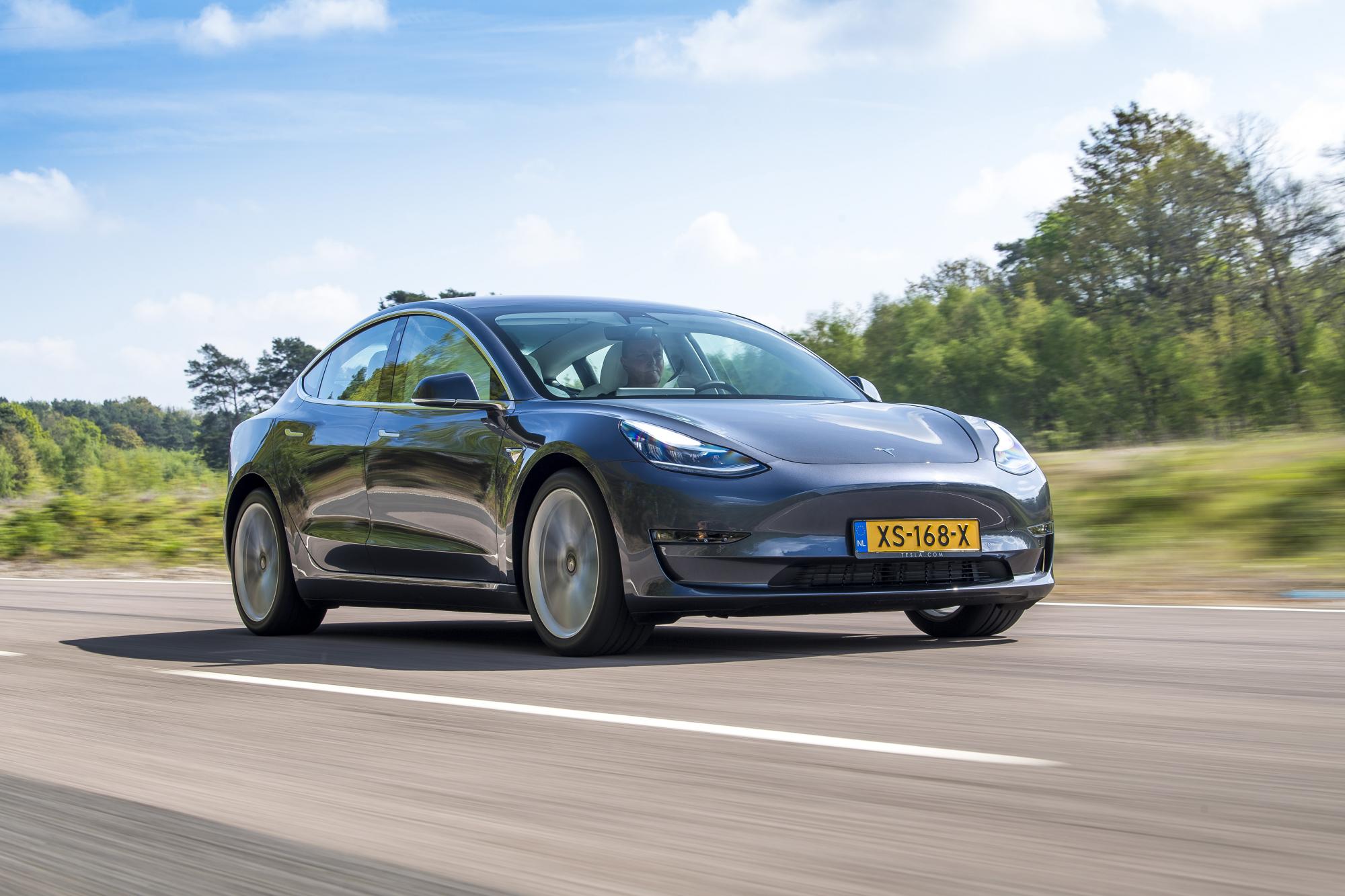 Οδηγείστε το Tesla Model 3!