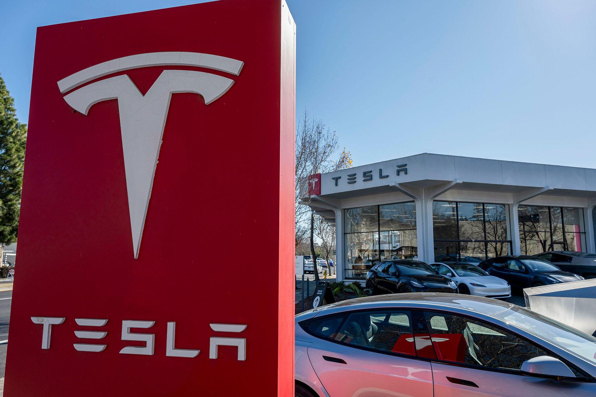 Καταρρέουν οι πωλήσεις της Tesla σε δύο από τις μεγαλύτερες αγορές της Ευρώπης