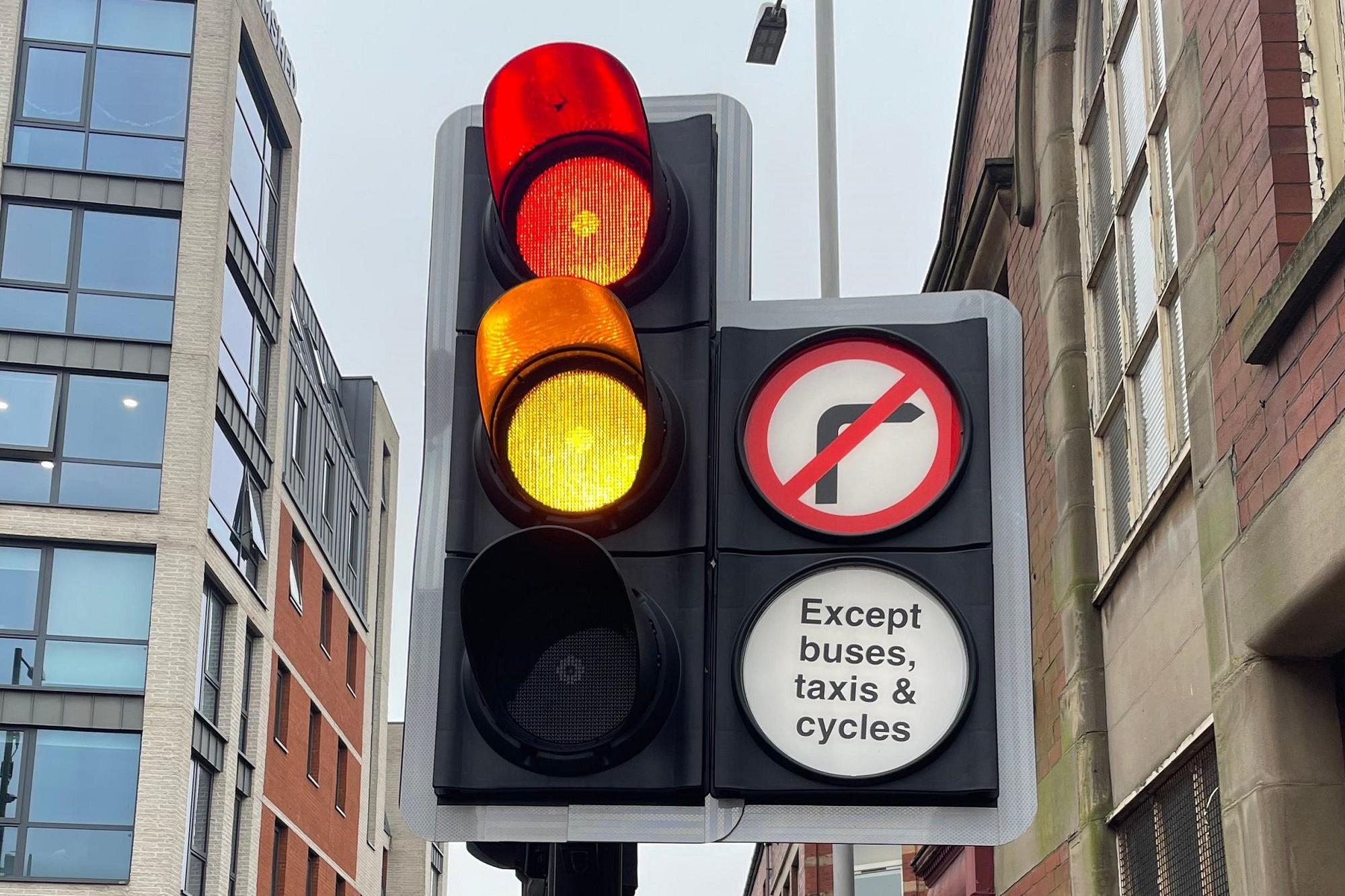 Νέα φανάρια «κόκκινο–πορτοκαλί» ανάβουν μαζί – Τι αλλάζει στο σύστημα σηματοδότησης