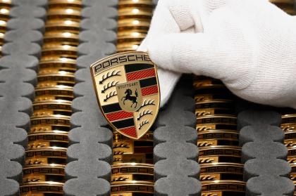 Αλλάζει στρατηγική η Porsche και βάζει φρένο στον εξηλεκτρισμό της