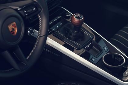 Η Porsche φέρνει πίσω το χειροκίνητο κιβώτιο για την 911 Carrera S
