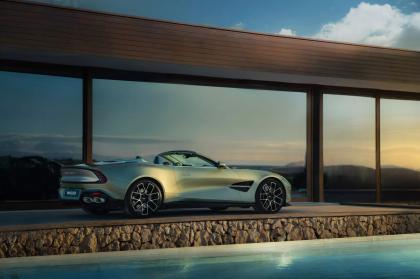 H Aston Martin παρουσίασε την roadster εκδοχή της Vanquish