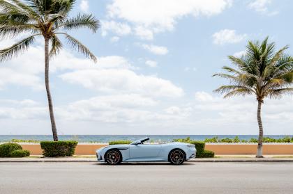 H Aston Martin αποκαλύπτει την Palm Beach Edition DB12 Volante