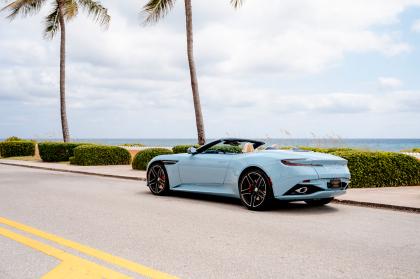 H Aston Martin αποκαλύπτει την Palm Beach Edition DB12 Volante