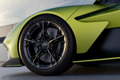 Αυτή είναι η νέα Aston Martin Valhalla με τους 1.079 ίππους