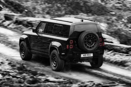 H Land Rover παρουσιάζει το Defender OCTA Black