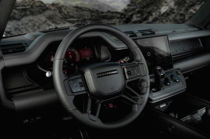 H Land Rover παρουσιάζει το Defender OCTA Black