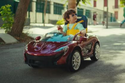 Μία ανοιχτή McLaren, oι ρίμες του Bloody Hawk και τα γενναία παιδιά της ΕΛΕΠΑΠ