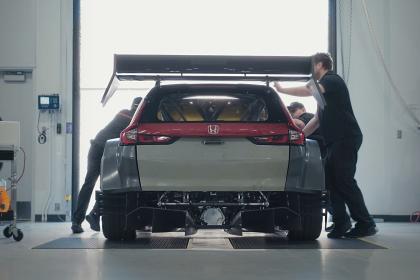 Υβριδικό αγωνιστικό αυτοκίνητο από την Honda