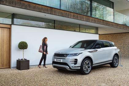 Οι Jaguar και Land Rover επεκτείνουν τη σειρά ηλεκτροκίνητων με τρικύλινδρο plug-in hybrid