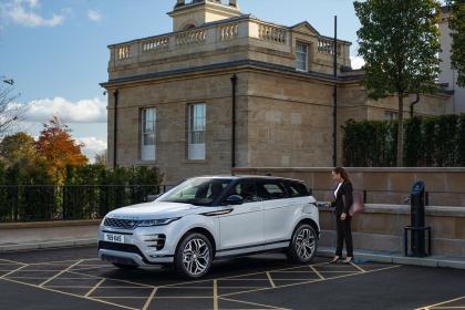 Οι Jaguar και Land Rover επεκτείνουν τη σειρά ηλεκτροκίνητων με τρικύλινδρο plug-in hybrid