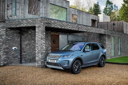 Οι Jaguar και Land Rover επεκτείνουν τη σειρά ηλεκτροκίνητων με τρικύλινδρο plug-in hybrid