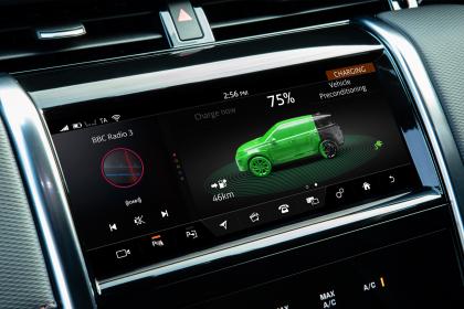 Οι Jaguar και Land Rover επεκτείνουν τη σειρά ηλεκτροκίνητων με τρικύλινδρο plug-in hybrid