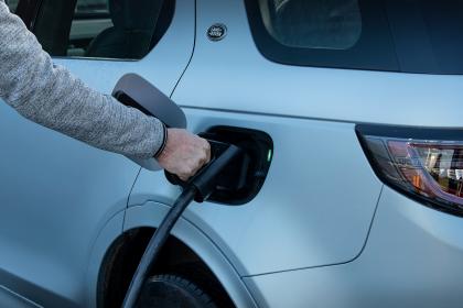 Οι Jaguar και Land Rover επεκτείνουν τη σειρά ηλεκτροκίνητων με τρικύλινδρο plug-in hybrid