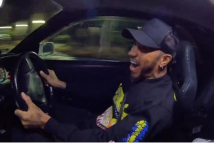 Δείτε τον Lewis Hamilton να… καίει τα ελαστικά σε ένα R34 GT-R