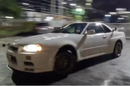 Δείτε τον Lewis Hamilton να… καίει τα ελαστικά σε ένα R34 GT-R