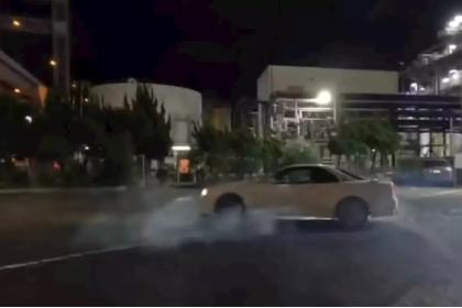 Δείτε τον Lewis Hamilton να… καίει τα ελαστικά σε ένα R34 GT-R