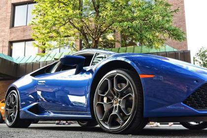 Συνεχίζει με θερμικούς κινητήρες η Lamborghini