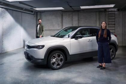 Οι σχεδιαστές του μέλλοντος αξιολογούν το Mazda MX-30