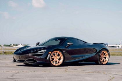 Μία μωβ McLaren 720S κλέβει τα φώτα της δημοσιότητας με τροχούς σε ροζ χρυσό χρώμα
