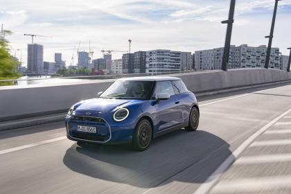 Το ηλεκτρικό MINI Cooper SE φέρνει την διασκεδαστική οδήγηση στην πόλη