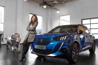 Η Μις Γαλλία 2022 οδηγεί ένα Peugeot e-2008