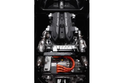 Lamborghini LB744: Κινητήρας V12 και τρία ηλεκτρικά μοτέρ για 1.000 ίππους