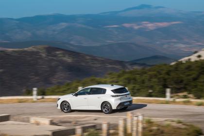 Peugeot 308 Hybrid e-EAT8 180Ps